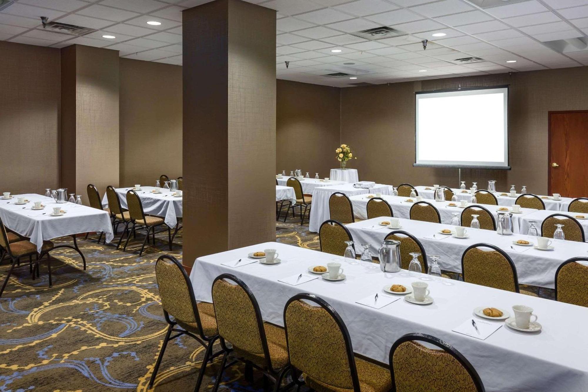 Radisson Hotel Bismarck Eksteriør bilde